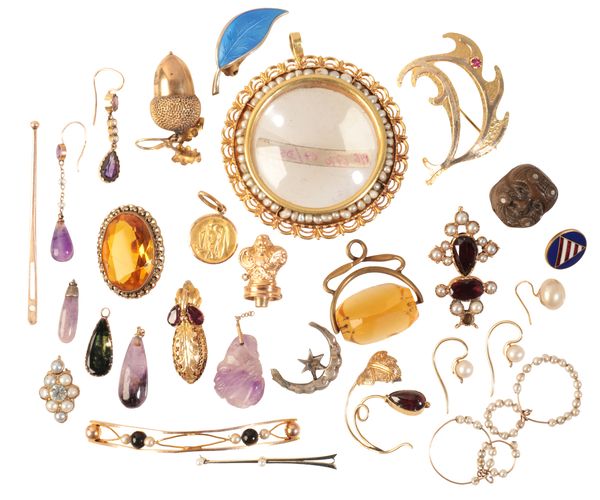 A COLLECTION OF JEWELS