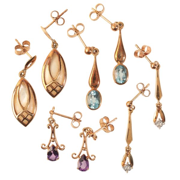 A COLLECTION OF EARRINGS