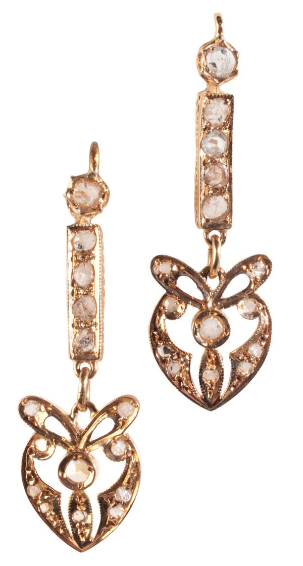 A PAIR OF DIAMOND DROP EARRINGS