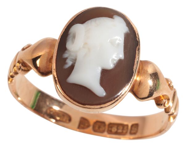 AN ANTIQUE CAMEO RING