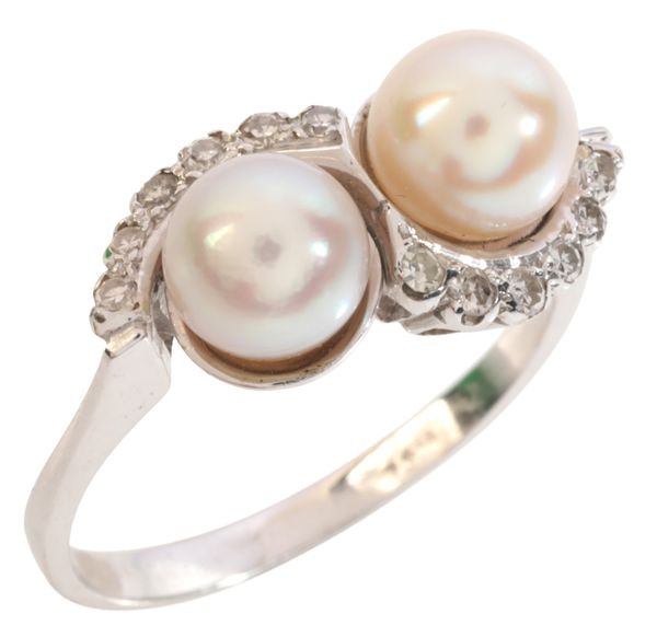 A PEARL AND DIAMOND TOI-ET-MOI RING