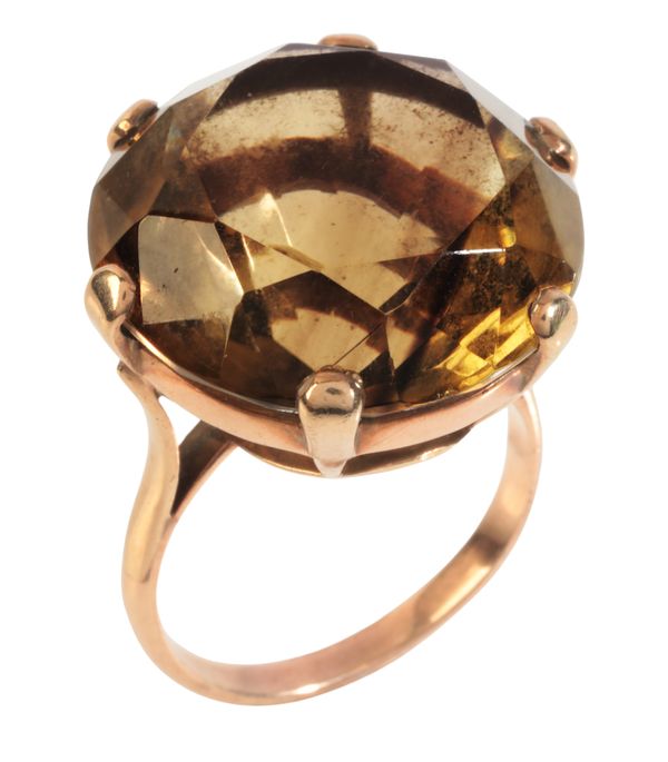 A SMOKY QUARTZ COCKTAIL RING