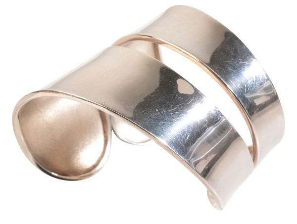 A STYLISED CUFF BANGLE