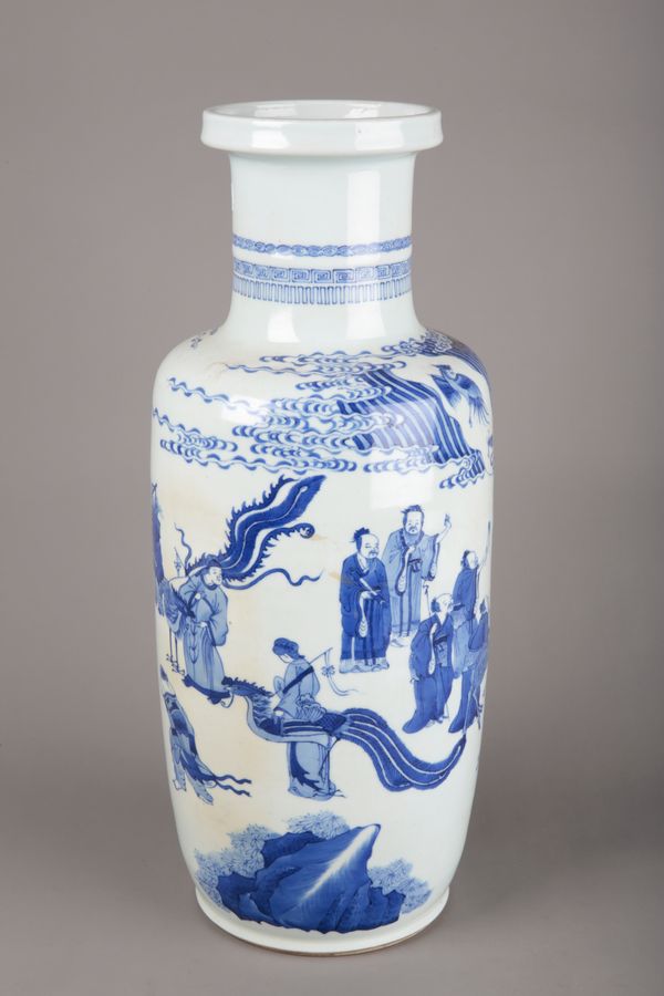 A CHINESE PORCELAIN BLUE AND WHITE ROULETTE VASE