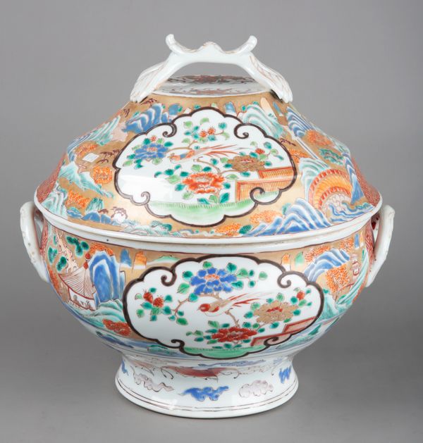 A LARGE JAPANESE PORCELAIN TUREEN AND COVER