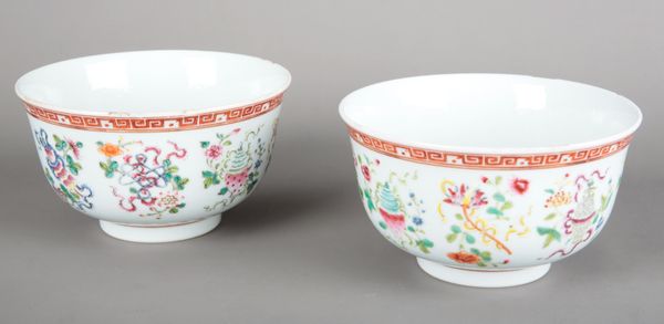 A PAIR OF CHINESE PORCELAIN FAMILLE ROSE BOWLS