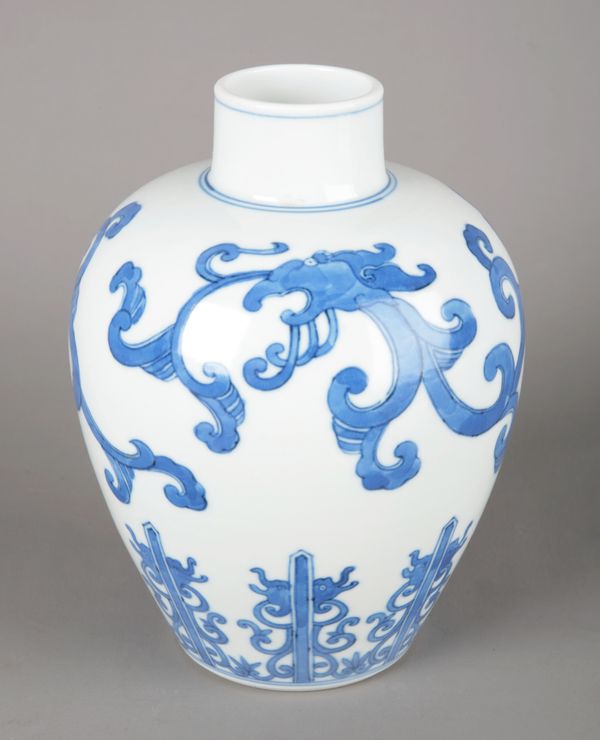 A CHINESE PORCELAIN BLUE AND WHITE VASE