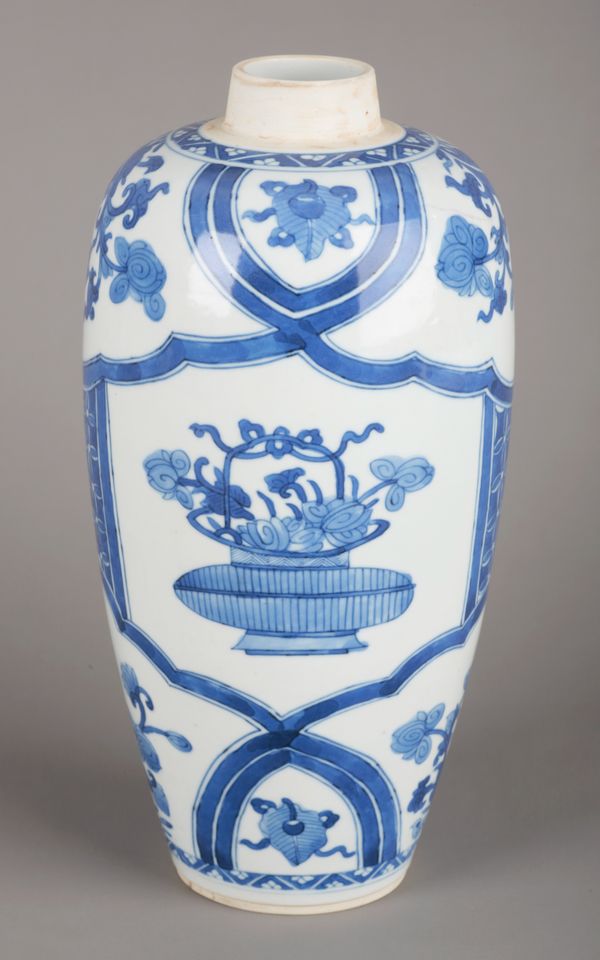 A CHINESE PORCELAIN BLUE AND WHITE VASE
