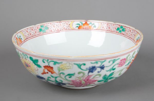 A CHINESE PORCELAIN FAMILLE ROSE BOWL