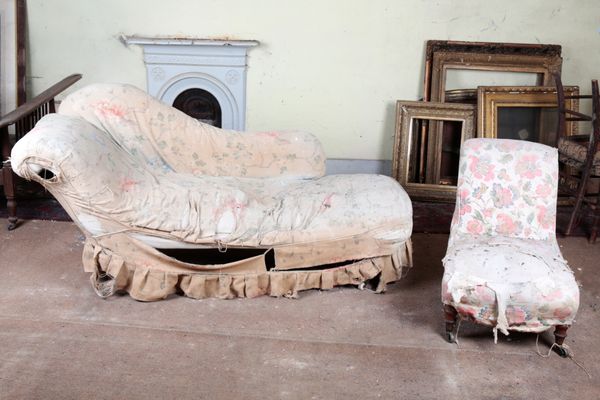 A VICTORIAN CHAISE LONGUE