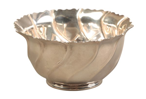 A VICTORIAN IRISH SILVER SUGAR BOWL