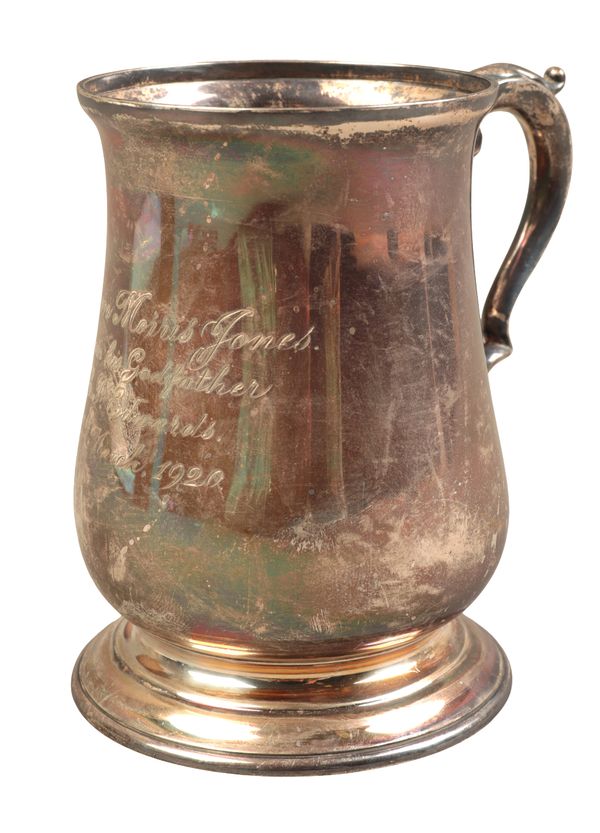 A GEORGE V SILVER TANKARD