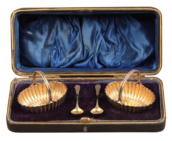 A PAIR OF EDWARD VII SILVER SALTS