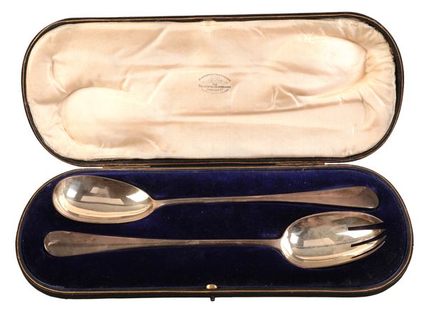 A PAIR OF GEORGE V SILVER OLD ENGLISH PATTERN SALAD SERVERS