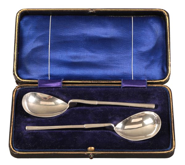 A PAIR OF GEORGE V SILVER CASED GOLFING SPOONS