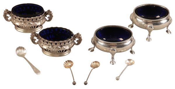 A PAIR OF GEORGE III SILVER CAULDRON SALTS