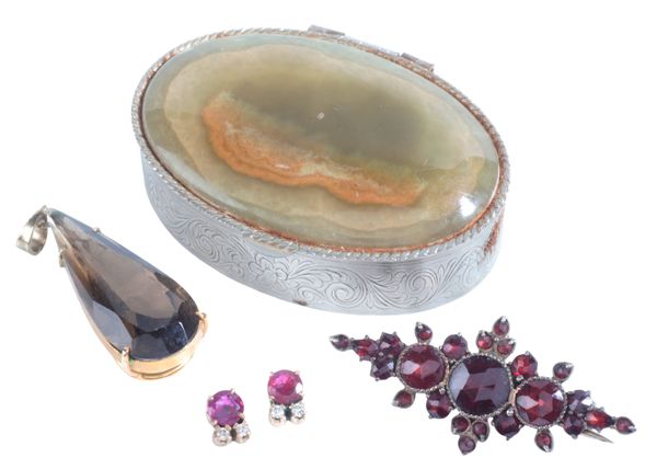 A COLLECTION OF JEWELS