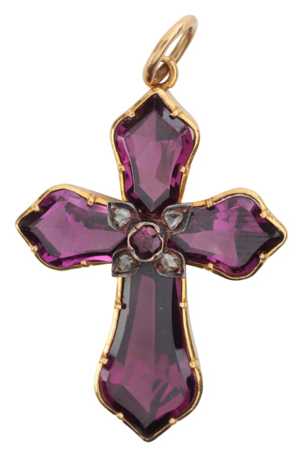 AN ANTIQUE GARNET AND DIAMOND CROSS PENDANT