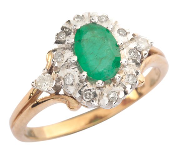 AN EMERALD AND DIAMOND CLUSTER RING