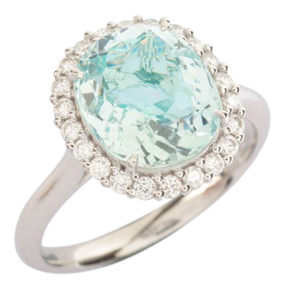 AN AQUAMARINE AND DIAMOND CLUSTER RING