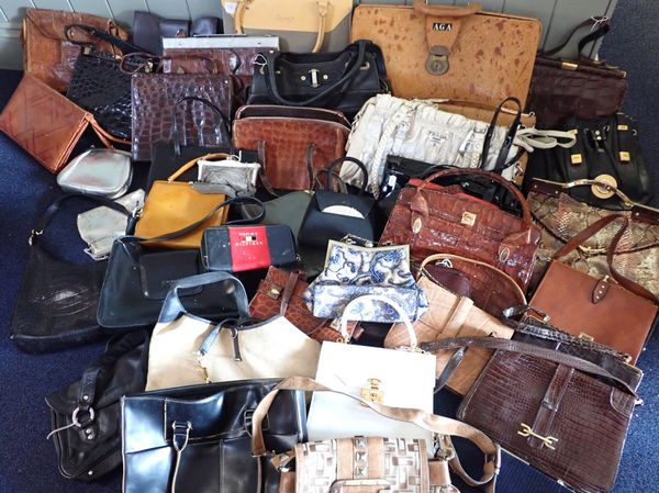 A COLLECTION OF 'DESIGNER' AND VINTAGE HANDBAGS