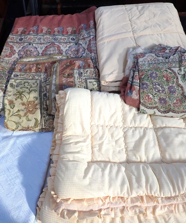 A QUANTITY OF BEDLINEN