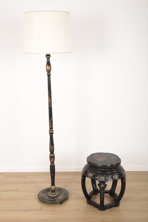 AN EBONISED WOODEN STANDARD LAMP IN CHINOISERIE STYLE