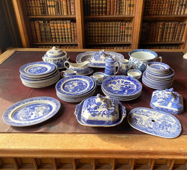 A LARGE COLLECTION OF WILLOW PATTERN EARTHENWARE