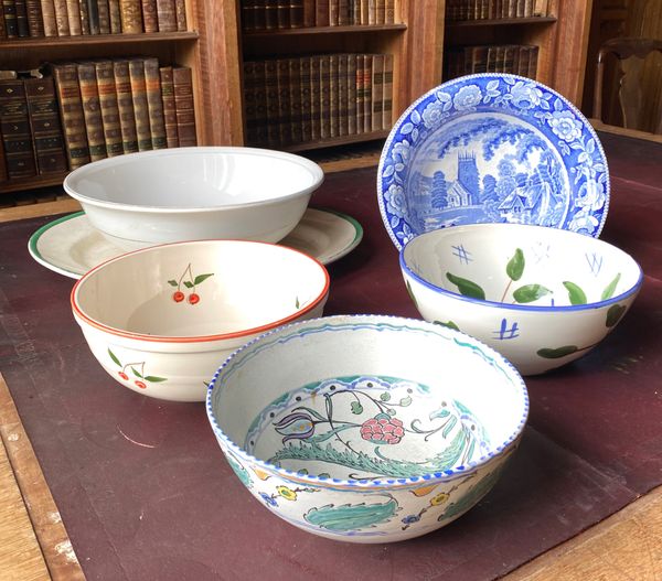 A COLLECTION OF DECORATIVE CERAMIC BOWLS