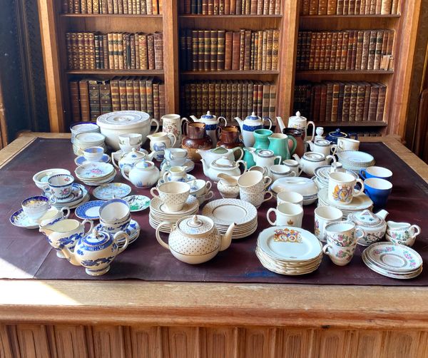 A LARGE COLLECTION OF CERAMICS