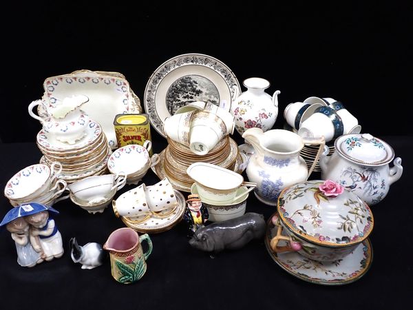 A COLLECTION OF TEA WARE