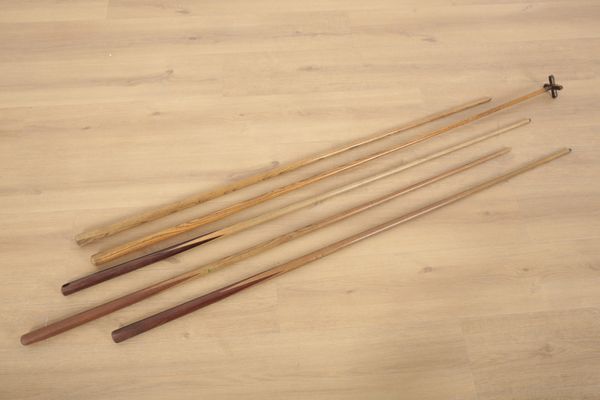 A COLLECTION OF FOUR SNOOKER CUES