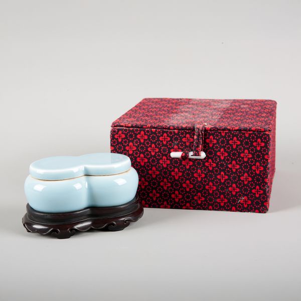 A CHINESE PORCELAIN CELADON BOX AND COVER