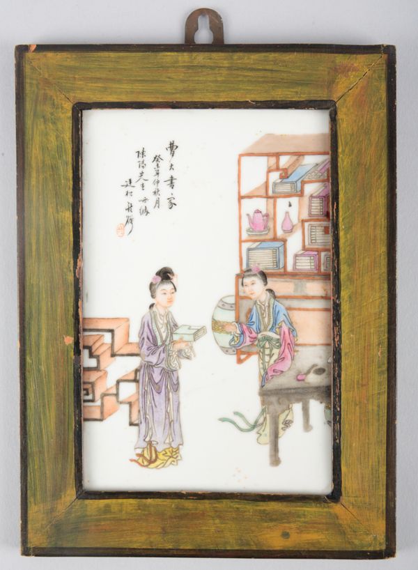 A CHINESE PORCELAIN FAMILLE ROSE PLAQUE