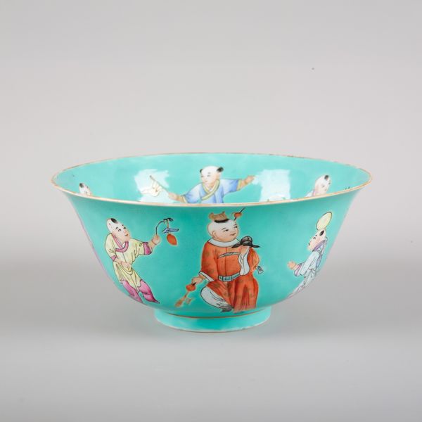 A CHINESE PORCELAIN FAMILLE ROSE BOWL