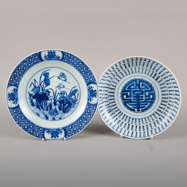 A CHINESE PORCELAIN BLUE AND WHITE PLATE