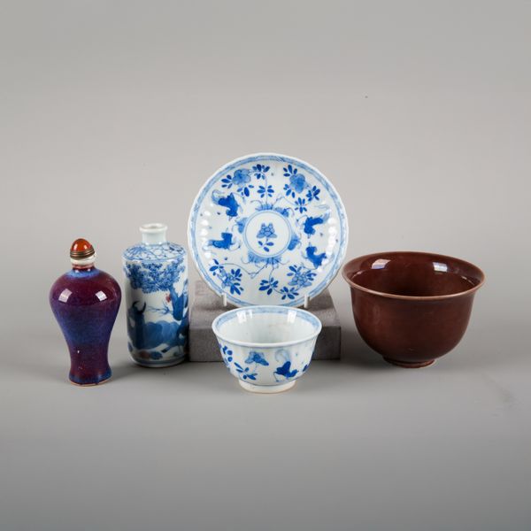 A SMALL COLLECTION OF CHINESE PORCELAIN