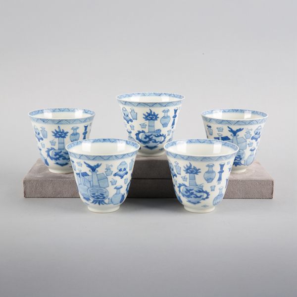 A SET OF FIVE CHINESE PORCELAIN BLUE AND WHITE BEAKERS