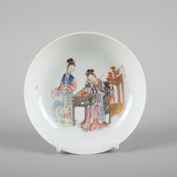 A CHINESE PORCELAIN FAMILLE ROSE DISH