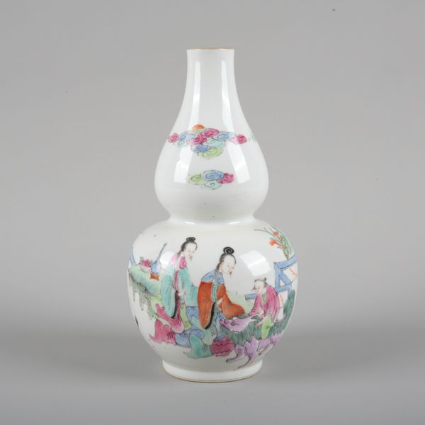 A CHINESE PORCELAIN FAMILLE ROSE DOUBLE GOURD VASE