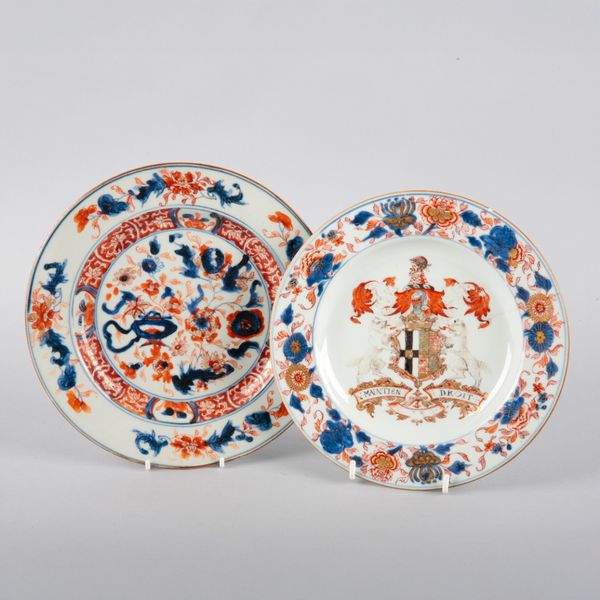 A CHINESE EXPORT PORCELAIN ARMORIAL PLATE