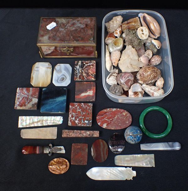 AN AGATE BOX WITH GILDED MOUNTS