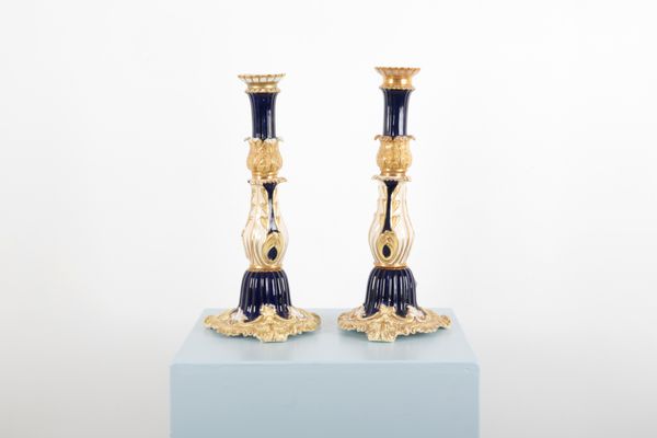 A PAIR OF CHAMBERLAIN WORCESTER LARGE PILLAR CANDLESTICKS