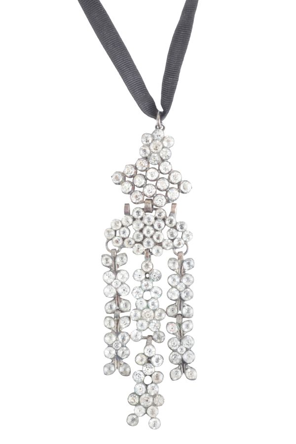 AN ANTIQUE PASTE PENDANT NECKLACE