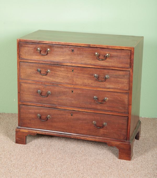 A GEORGE III MAHOGANY CADDY TOP CHEST OF DRAWERS