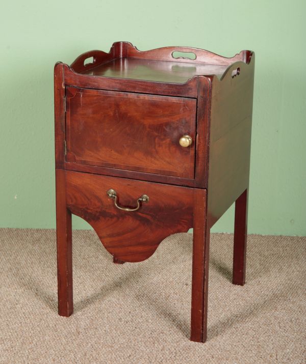 A GEORGE III MAHOGANY COMMODE