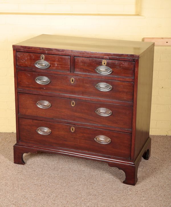 A GEORGE III MAHOGANY CADDY TOP CHEST OF DRAWERS