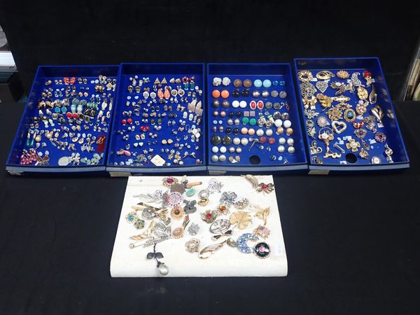 A COLLECTION OF COSTUME BROOCHES AND EARRINGS