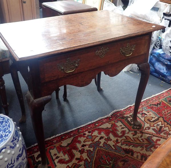 AN EARLY 18th CENTURY OAK SIDE TABLE, ON CABRIOLE LEGS