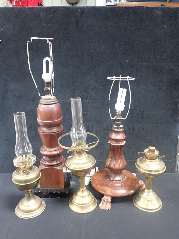 A COLLECTION OF BRASS OIL LAMPS